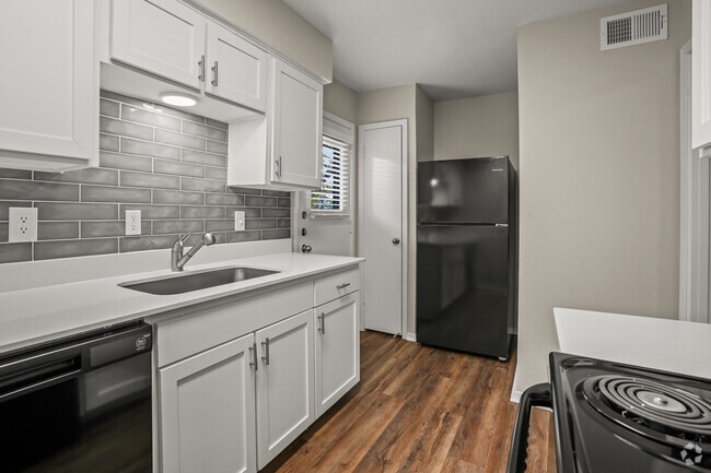 2BR, 2BA - 929SF