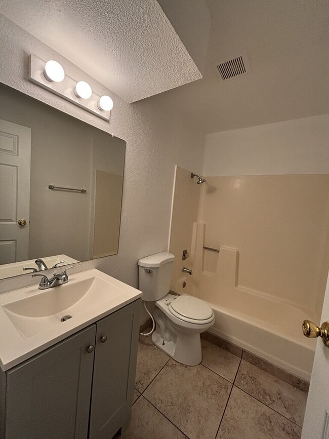 Photo - Charming 2-bedroom, 1-bath upstairs unit located in the Huntridge/Downtown Las Vegas area! Unidad # 4