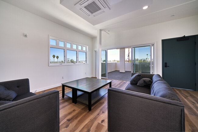 Building Photo - 2600 S Catalina St