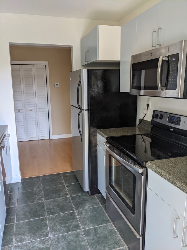 Kitchen - 3061 NE 49th St Unidad 17 Rental