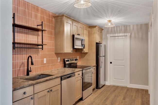 Building Photo - 36 Pawling Ave Unit 204