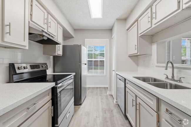 2BR, 2BA - 1,010SF - Kitchen