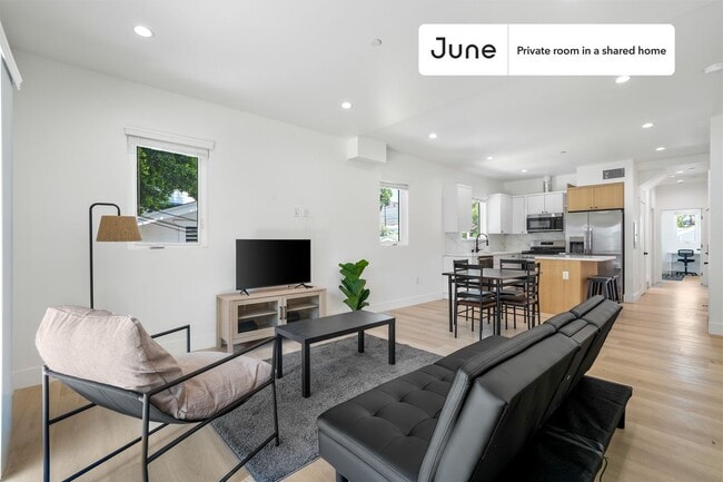 Room in Shared 4 bed/3 bath home in Hollywood