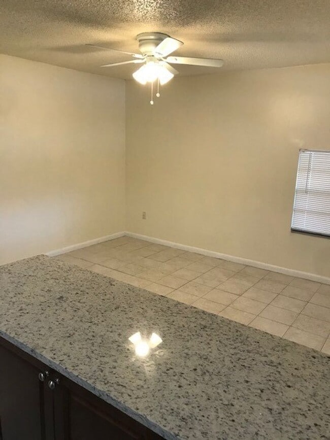 Photo - 1/1 Efficiency apartment w/ LAKE VIEW and WATER/ELECTRIC INCLUDED! Furnishings available!