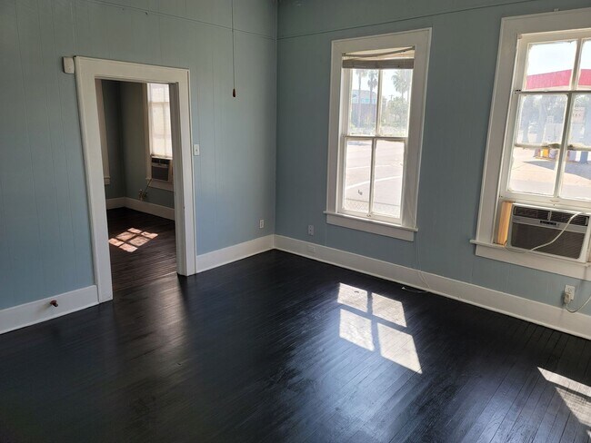 Photo - 826 Broadway Avenue J Unidad 828 Broadway