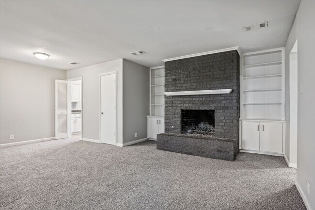 Apartamentos Forest Ridge, Denton, Texas: dos habitaciones, sala de estar, chimenea - Forest Ridge Apartments