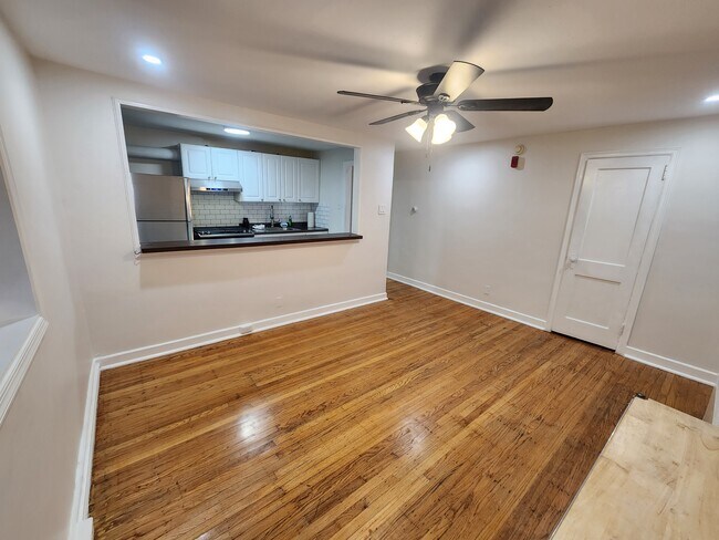 Photo - 2058 Robbins St