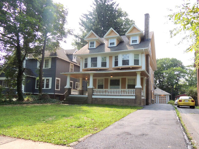 Building Photo - 4 Bedroom, 2.5 Bathroom Colonial for rent! Rental