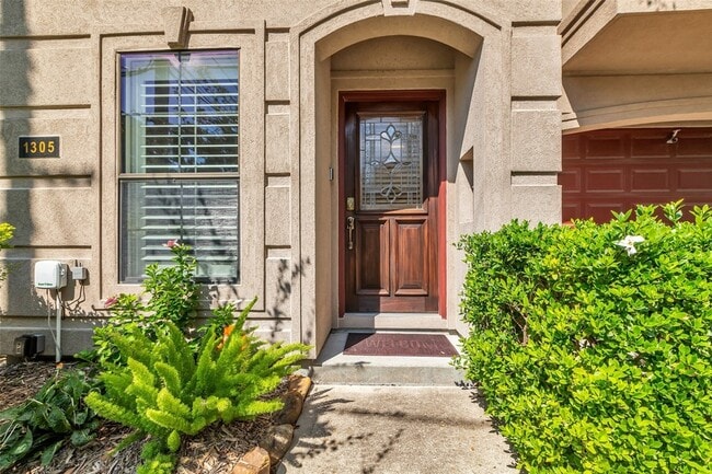 Photo - 1305 Studer St