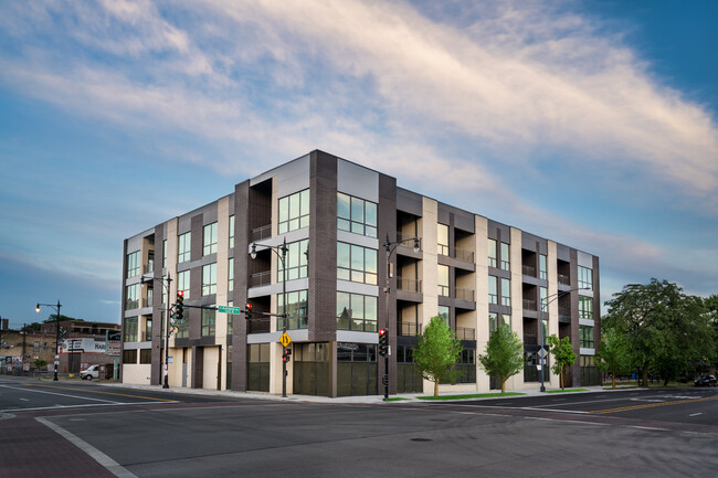 4747 N Ashland Exterior - LA LUX Apartments