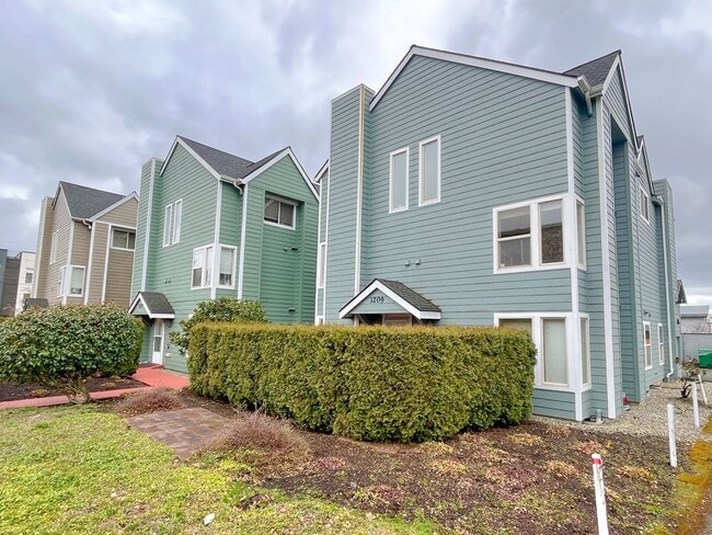 Building Photo - 32-6442 Unit 206