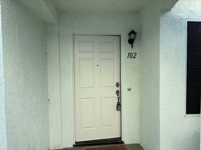 Building Photo - 2 Bedroom 2 Bath Condo Now Available - Att...