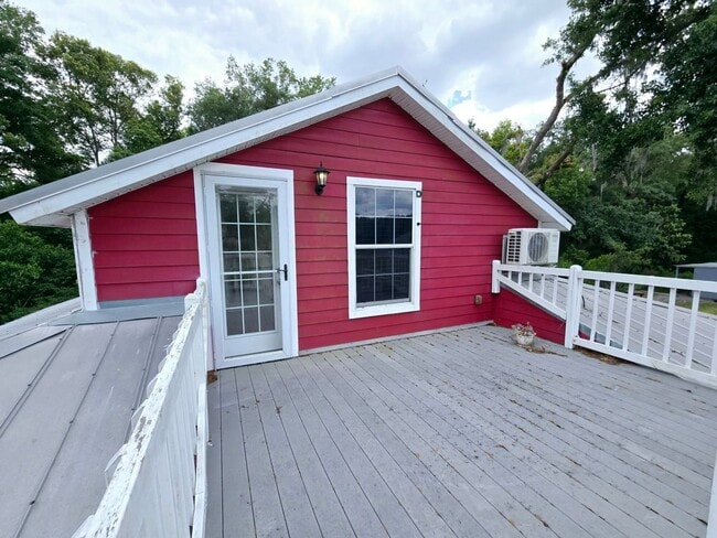 Building Photo - Charming Upstairs Studio Apartment | 4805 Valhalla Ln, Plant City, FL 33565