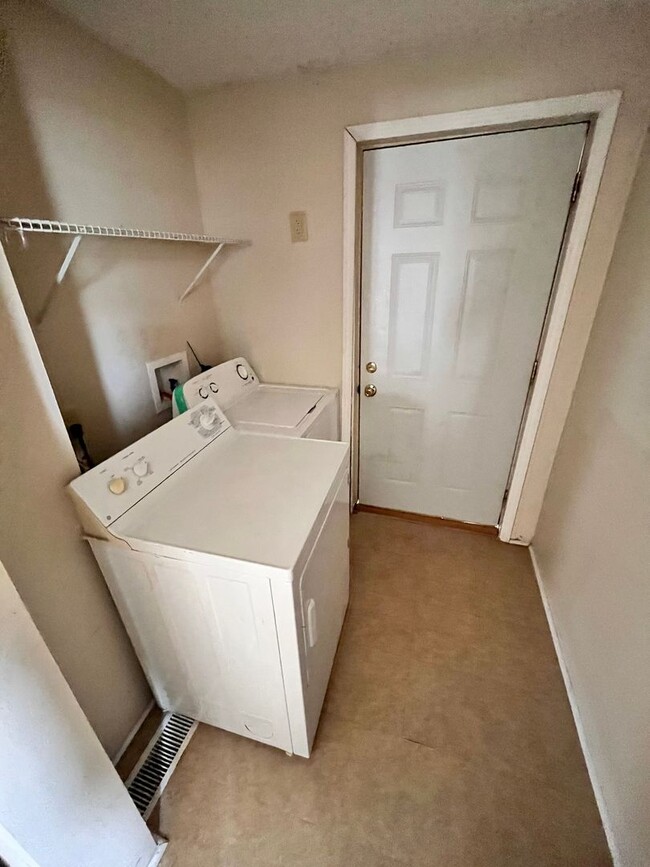 Photo - 3 Bedroom 2 Bath Located Near Campus