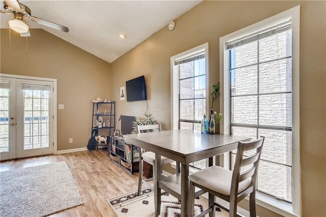 Photo - 711 W 21st St Unit 304