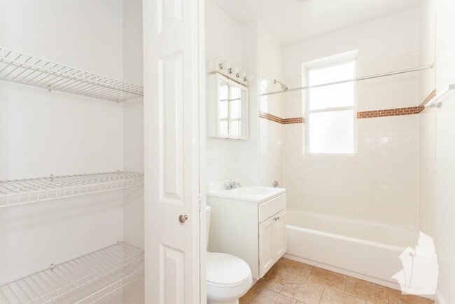 Building Photo - 3428 W Parker Ave Unit 3430-1