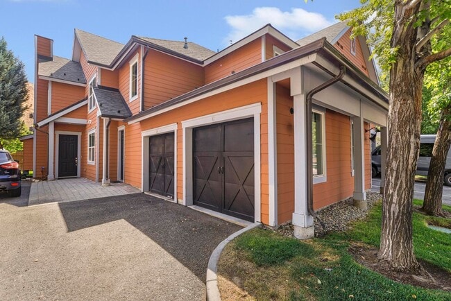 Building Photo - 2 Bdrm 2 bath