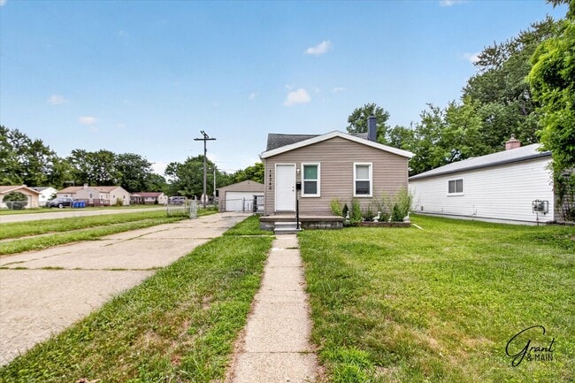 Building Photo - $1300 2 bedroom bungalow
