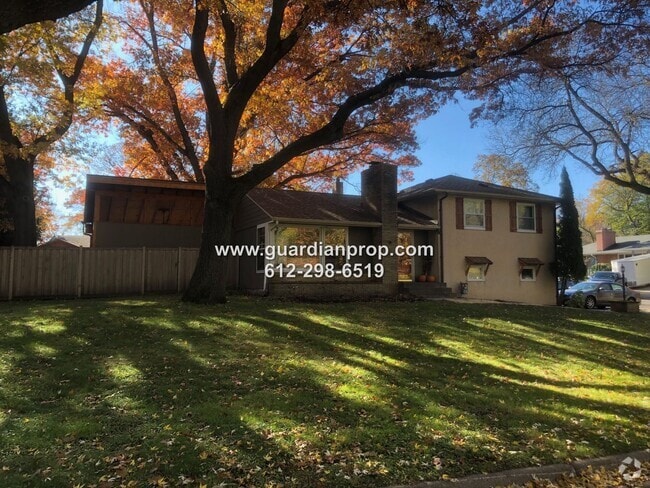 Building Photo - Updated Roseville House on Large Corner Lo...