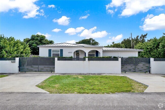 Building Photo - 6850 SW 28th Terrace Rental