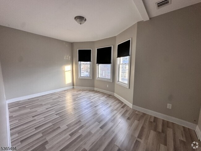 Building Photo - 17 John St Rental