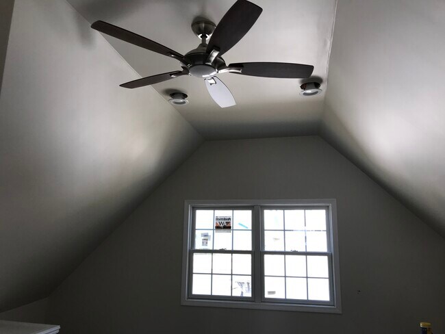 Living room - 512 E Broadway St