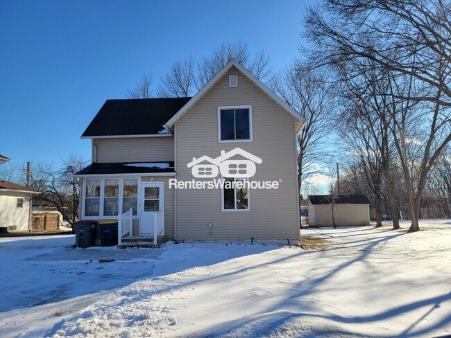 Building Photo - 206 Main St W