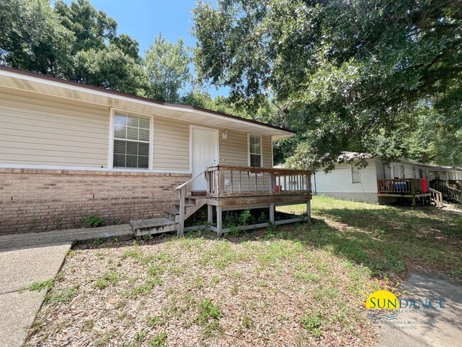 Building Photo - Inviting 2 Bedroom Duplex in Crestview!