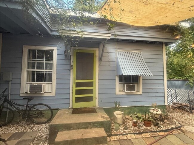 Building Photo - 2708 1/2 E 13th St