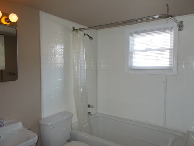 Photo - 1 Bed/ 1 Bath House with Hardwoods