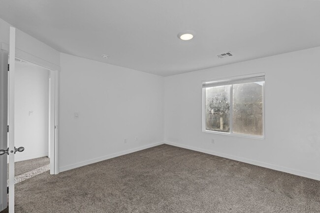 Photo - Comfortable and Spacious 4-Bedroom Townhom...