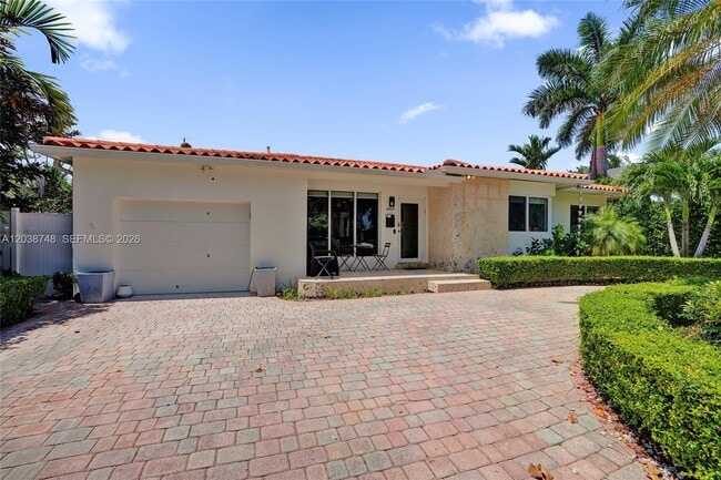 Photo - 2025 Alamanda Dr