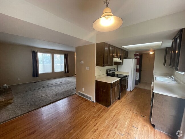 Building Photo - 785-787 S 200 E Unit 787 S 200 E Rental
