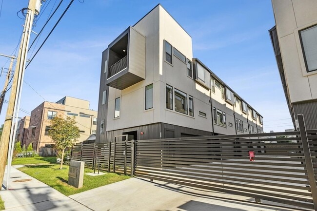 Building Photo - 2916 Hawthorne Ave Unit 101 Rental