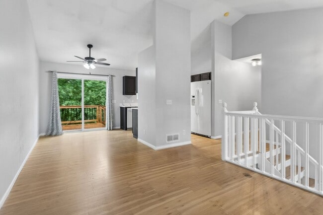 Photo - 3 Bedroom home with massive deck!