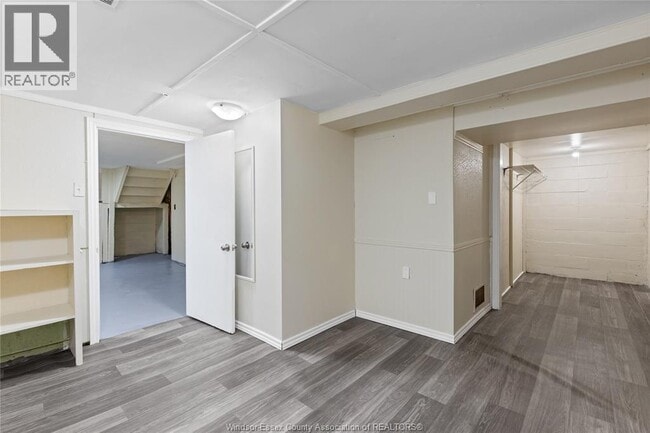 Photo - 3168 Wyandotte St W