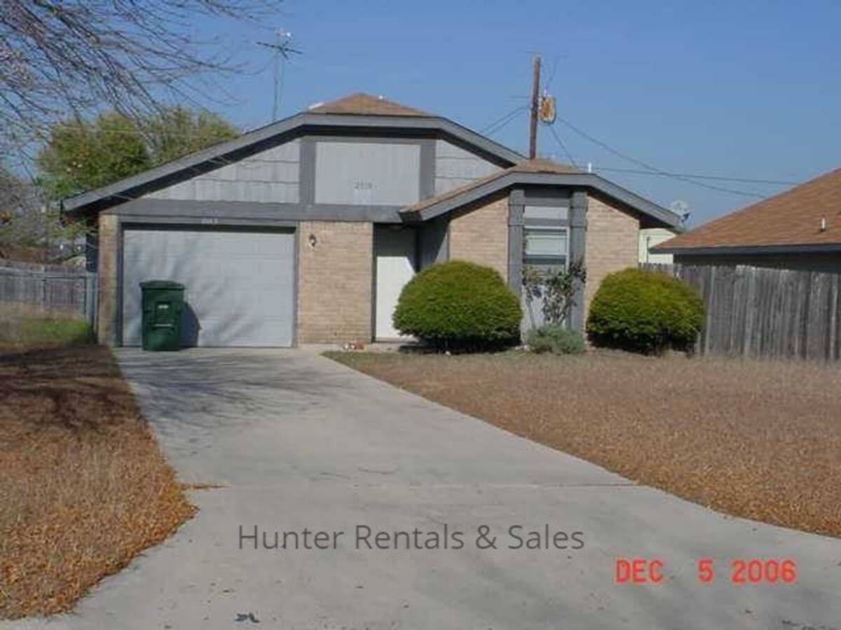 Charming 2-Bedroom Home with Spacious Yard... - Charming 2-Bedroom Home with Spacious Yard...