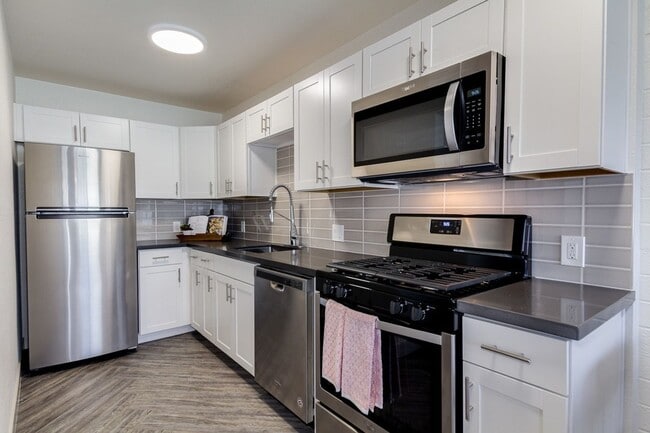 Building Photo - Stunning Remodeled 2 Bed/1 Bath in Old Town Scottsdale | Herringbone Floors & Modern Finishes | F... Unit 07