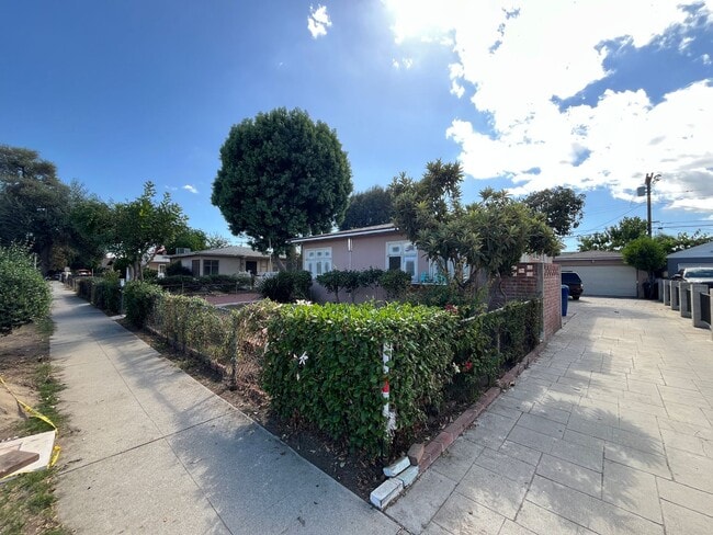 Building Photo - Remodeled 2+1 duplex in Panorama City FOR ...