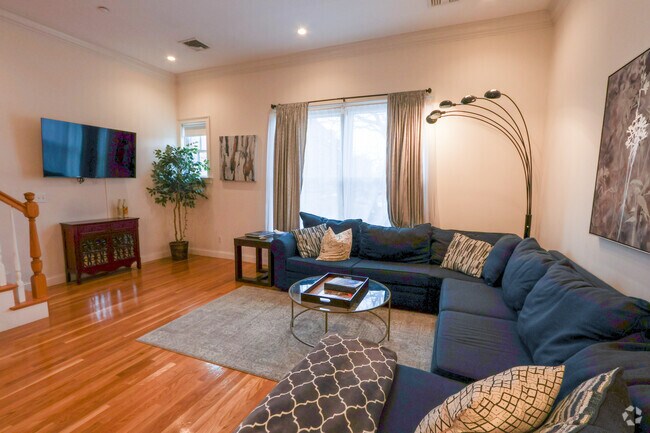 Building Photo - 2 Harvard Sq Unit 2 Rental