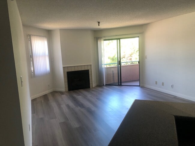 Building Photo - 1791 N Sycamore Ave Unit 413 Rental