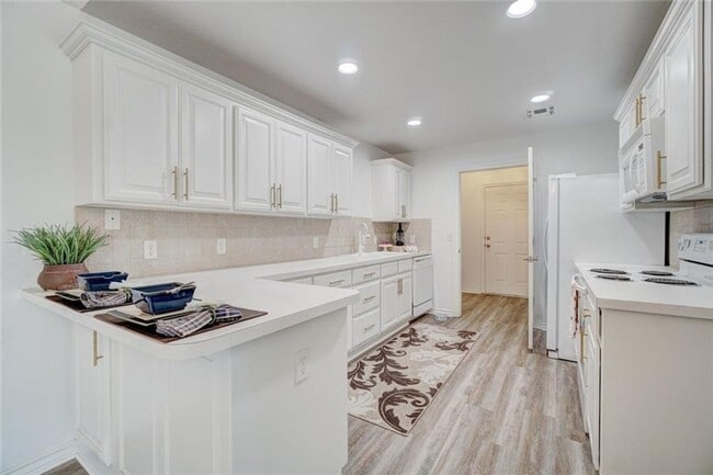 Photo - Absolutely Adorable, 2 bed, 2 bath, 2 car + study