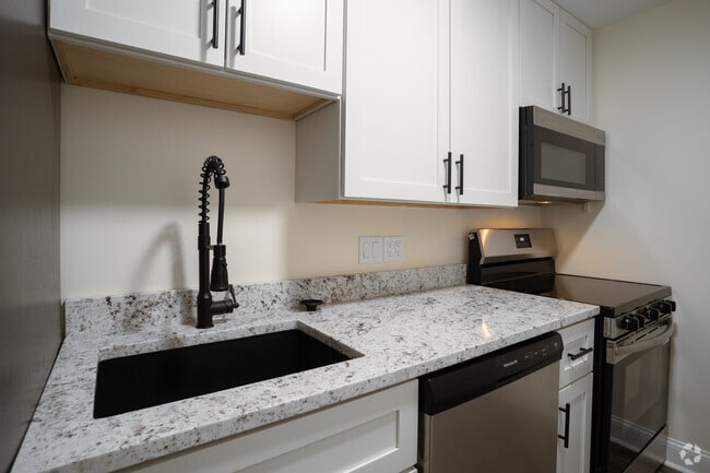 1BR, 1BA - 620SF - Kitchen