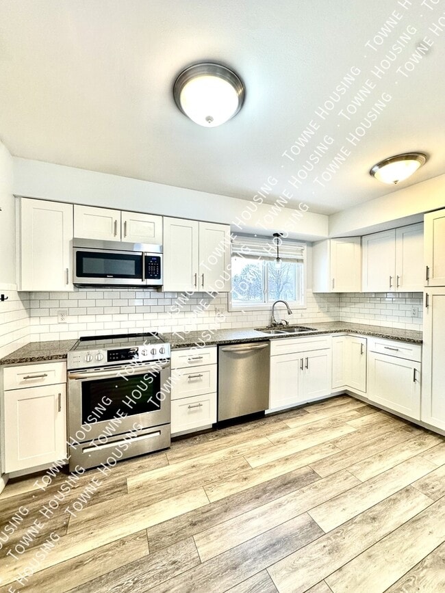 Building Photo - 4493 S Buffalo St Unit Poplar 1