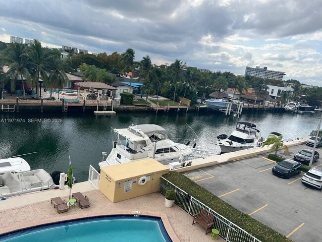 Photo - 2000 NE 135th St Unidad 406