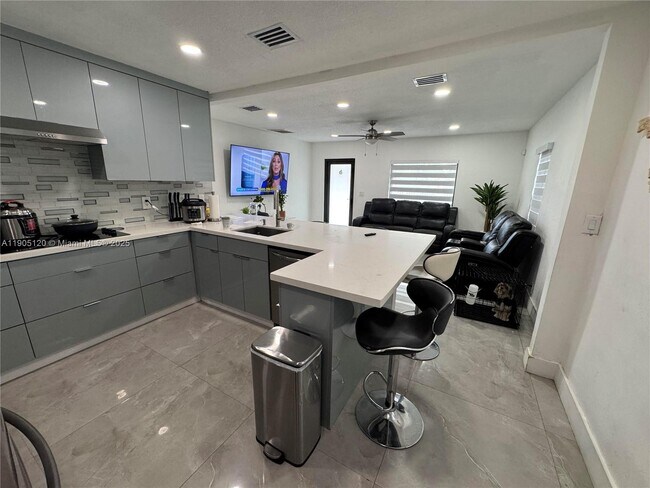 Photo - 879 E 28th St