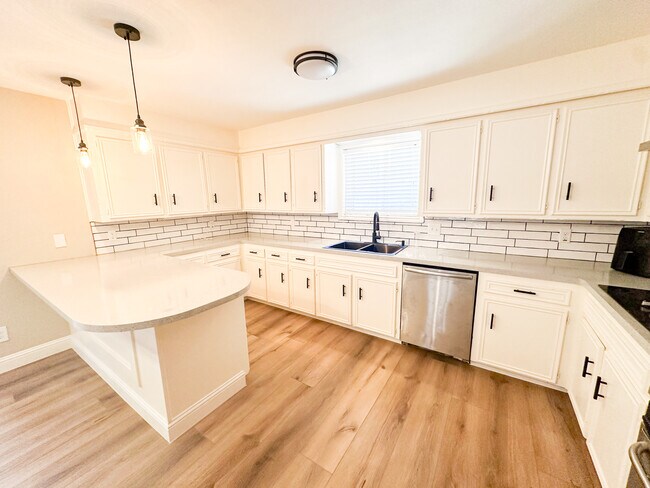 Photo - 5712 73rd St