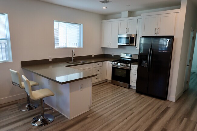 Photo - 1186 W 38th St