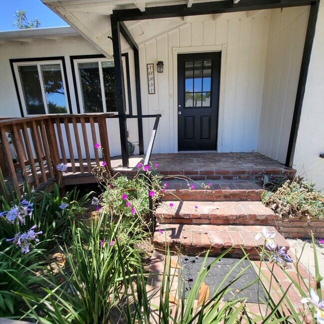 Building Photo - 10831 Woodbine St Rental