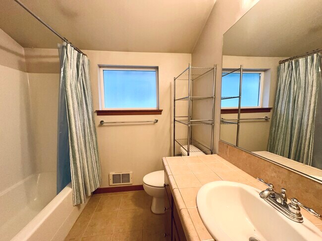 Planta superior - Baño principal - 9025 18th Ave SW